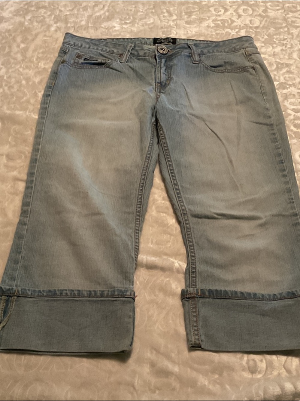 Squeeze Light Blue Cropped Denim Capris